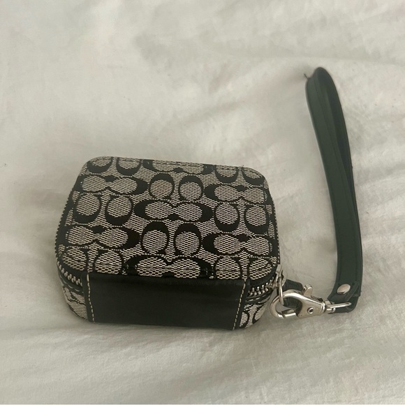 👑✅PRICE FIRM✅ Coach  Black and Gray Monogram Mini Pill Box Case. - Picture 3 of 14